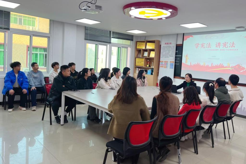 党支部开展专题学习.png